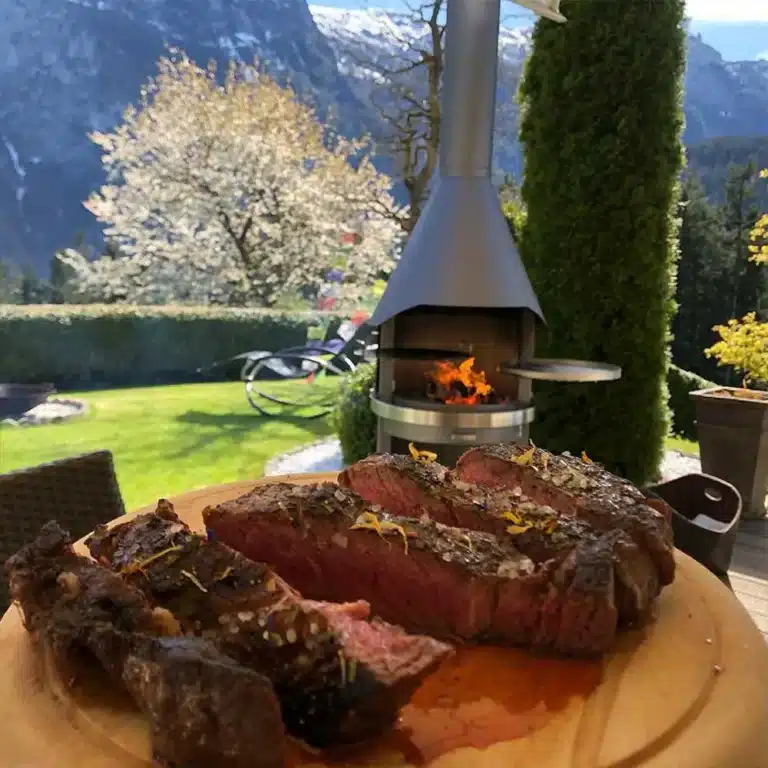 Mariniertes Flanksteak am Gartenkamin gegrillt