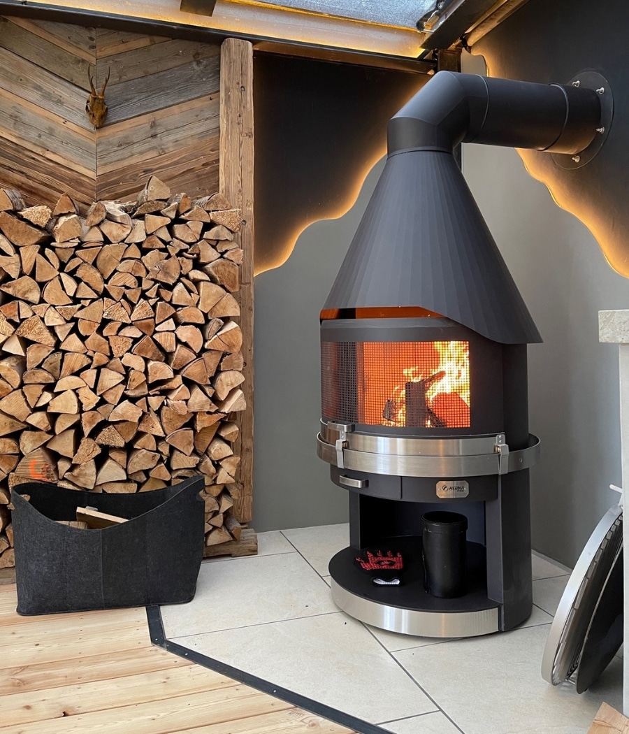 HermaPro Sondereinbau Kamin vor Holzwand